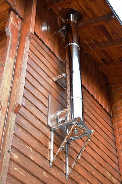 Schornstein an alter Scheune mit Dachdurchführung